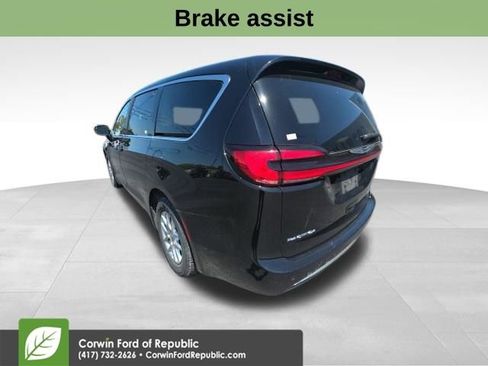 Used 2024 Chrysler Pacifica Touring-L image 8