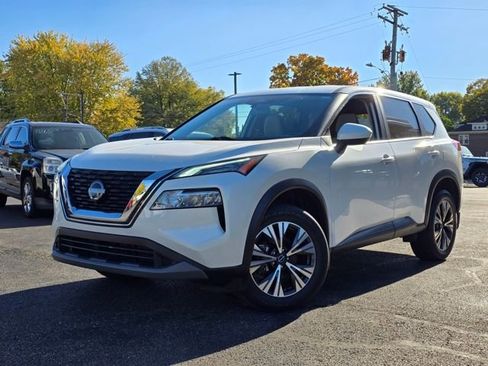 Used 2023 Nissan Rogue SV image 3