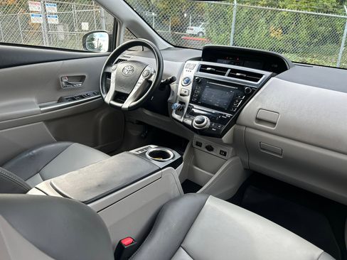 Used 2016 Toyota Prius V Four image 18
