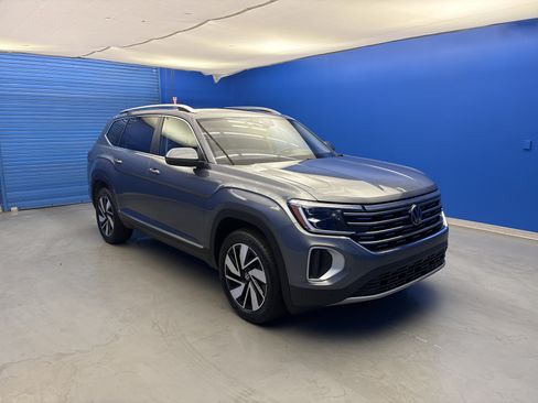 Used 2024 Volkswagen Atlas SEL AWD/4WD image 2