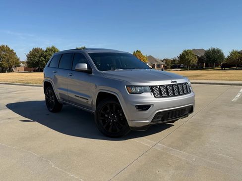Used 2020 Jeep Grand Cherokee Altitude image 3