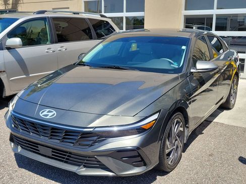 Used 2025 Hyundai Elantra Limited FWD image 2