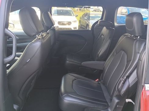 Used 2025 Chrysler Pacifica Select FWD image 9