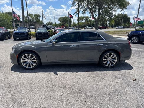 Used 2018 Chrysler 300 Limited RWD image 8