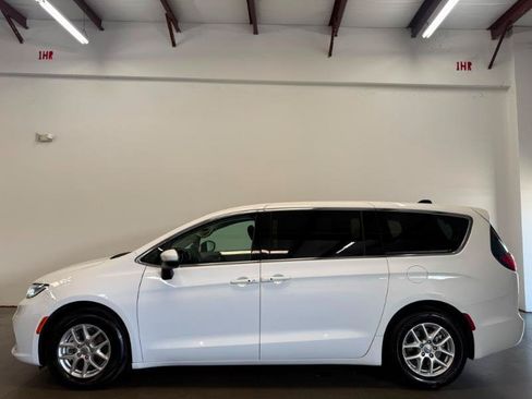 Used 2023 Chrysler Pacifica Touring-L FWD image 3