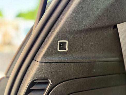 Used 2023 Chrysler Pacifica Pinnacle FWD image 32