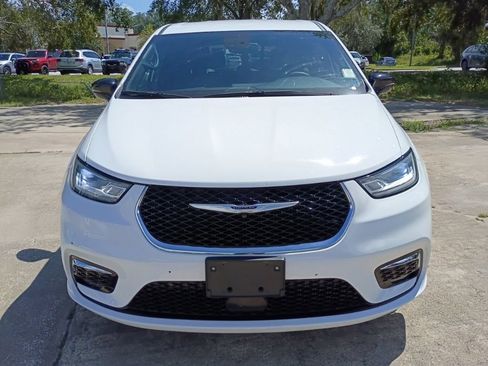 Used 2025 Chrysler Pacifica Select FWD image 2