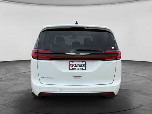 Used 2024 Chrysler Pacifica Touring-L FWD image 9