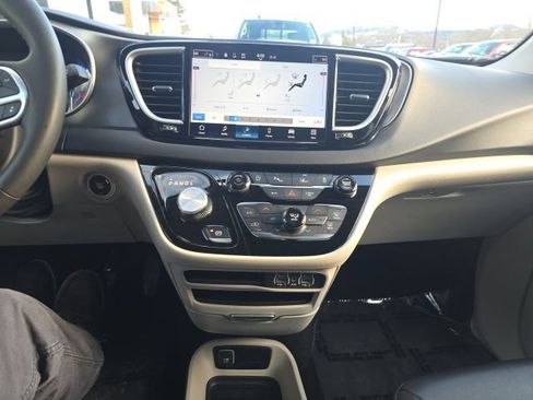 Certified 2024 Chrysler Pacifica Touring-L FWD image 23