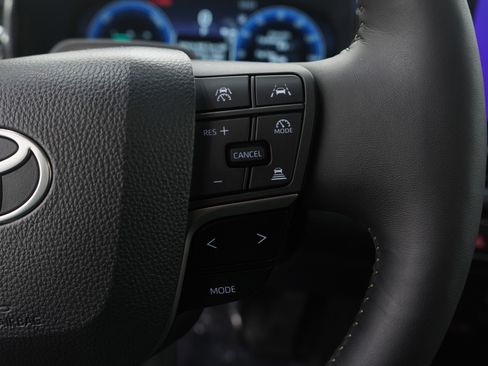 Used 2025 Toyota Camry XLE image 25