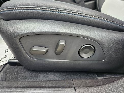Used 2025 Chevrolet Equinox EV LT FWD image 9