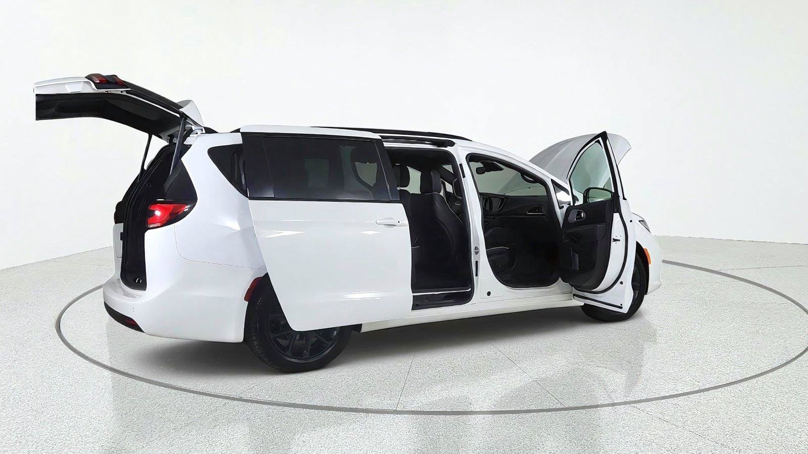 Used 2025 Chrysler Pacifica Limited FWD image 14