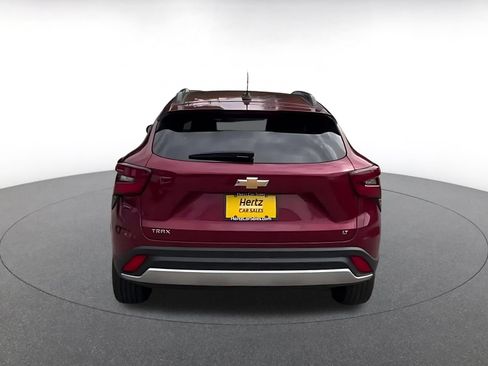 Used 2025 Chevrolet Trax LT w/ LT Convenience Package FWD image 12