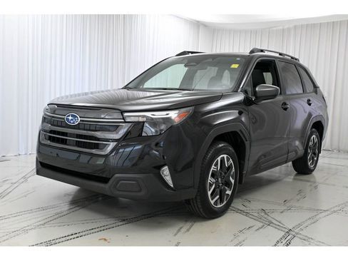 Used 2025 Subaru Forester Premium image 4