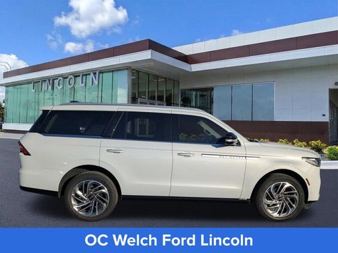 Certified 2025 Lincoln Navigator Reserve AWD/4WD image 4