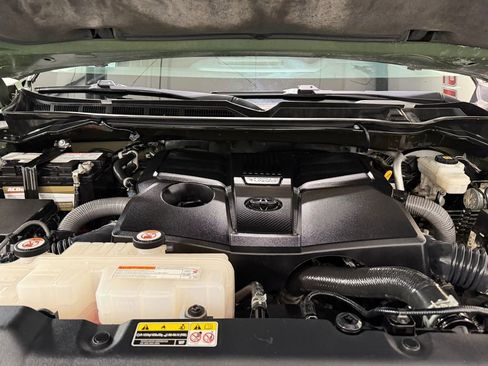 Used 2022 Toyota Tundra SR5 w/ SR5 Convenience Package AWD/4WD image 8