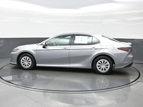 Used 2022 Toyota Camry LE FWD image 3