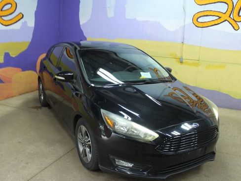 Used 2016 Ford Focus SE FWD image 2