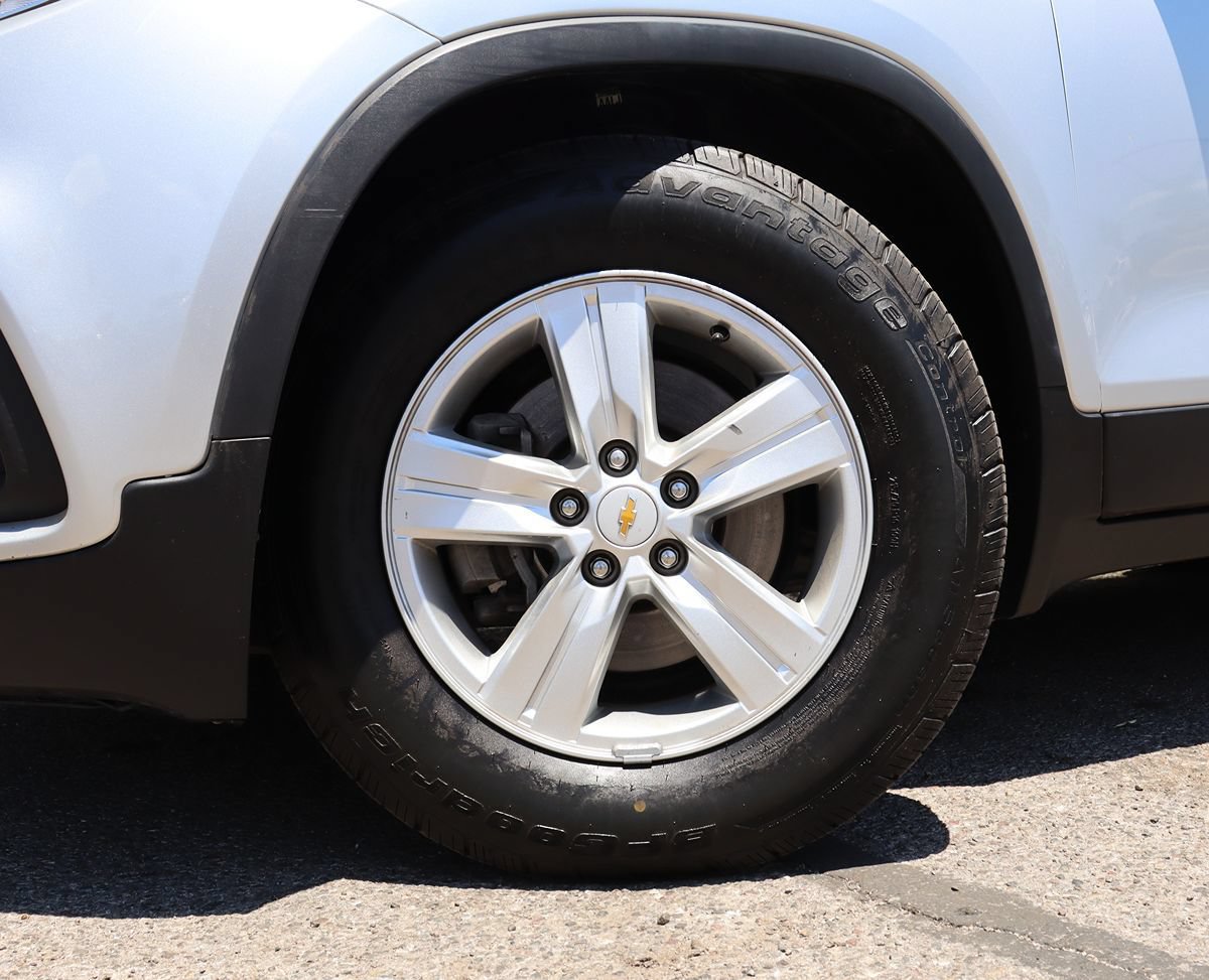 Used 2020 Chevrolet Trax LS w/ Tint and Cruise Package FWD image 5