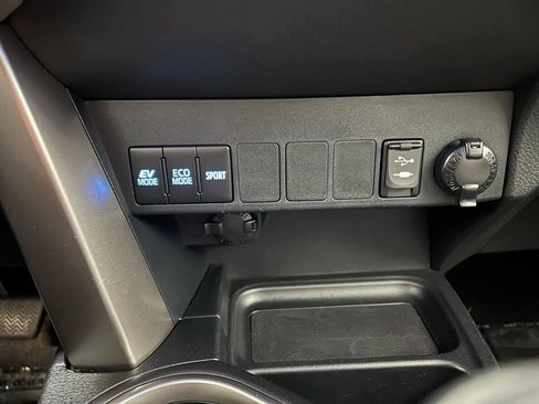 Used 2017 Toyota RAV4 XLE AWD/4WD image 23