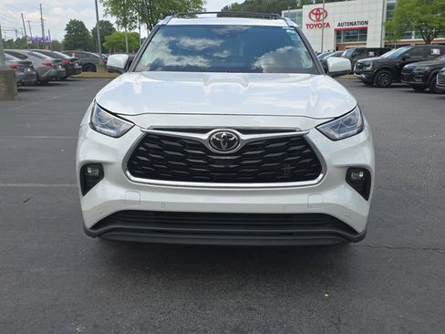 Used 2023 Toyota Highlander Limited FWD image 2