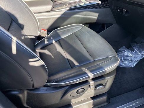 Used 2022 Cadillac Escalade ESV Sport w/ Touring Package image 12