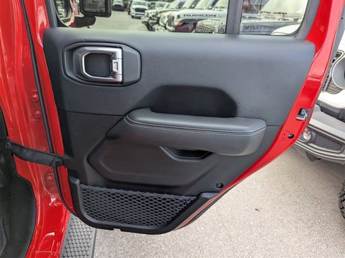 Used 2018 Jeep Wrangler Unlimited Sahara image 31