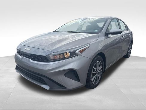 Used 2023 Kia Forte LXS w/ LXS Technology Package FWD image 2