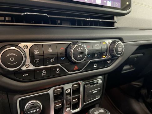 Used 2025 Jeep Wrangler Unlimited Sahara AWD/4WD image 16