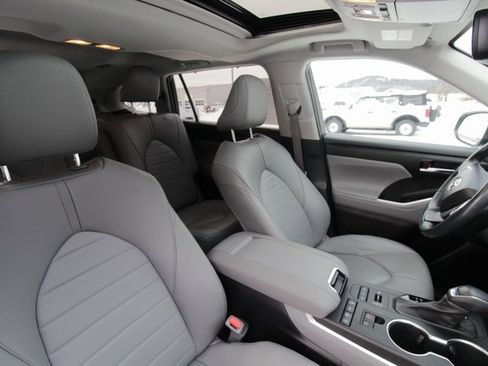 Used 2022 Toyota Highlander XLE image 32