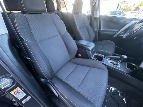 Used 2018 Toyota RAV4 XLE AWD/4WD image 15