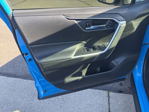 Used 2021 Toyota RAV4 XLE Premium image 19