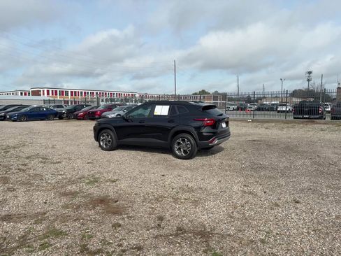 Used 2025 Chevrolet Trax LT w/ LT Convenience Package image 11