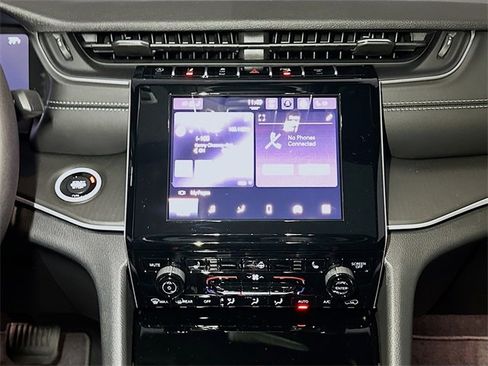 New 2025 Jeep Grand Cherokee Altitude image 9