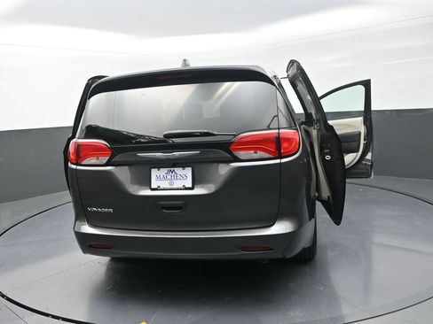 Used 2022 Chrysler Voyager LX image 35