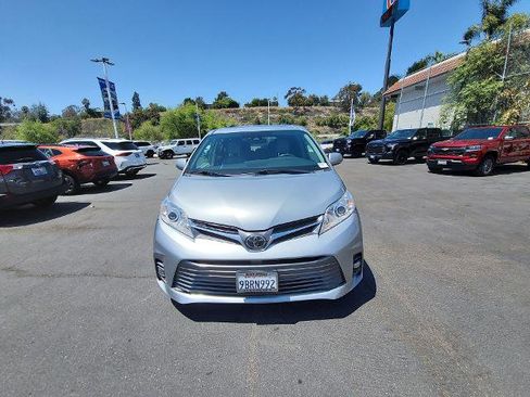 Used 2019 Toyota Sienna XLE FWD image 3