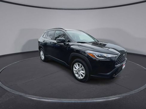 Used 2023 Toyota Corolla Cross LE image 2