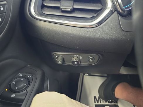 Used 2018 Chevrolet Equinox Premier image 20