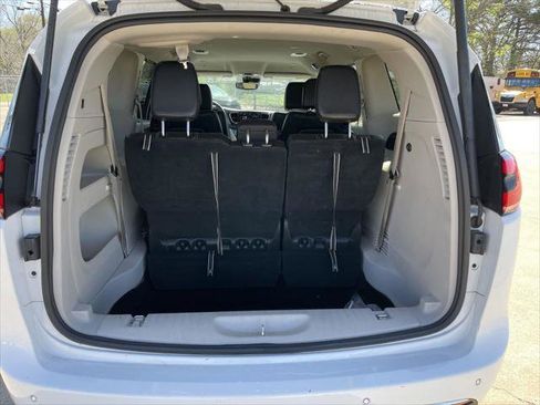 Certified 2023 Chrysler Pacifica Touring-L FWD image 44