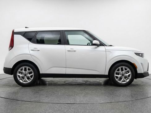 Used 2025 Kia Soul LX w/ LX Technology Package FWD image 11