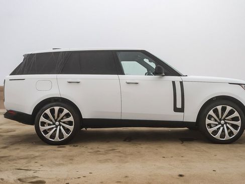 New 2025 Land Rover Range Rover SE image 4