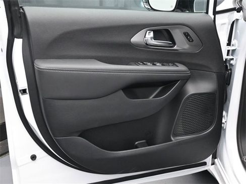 New 2026 Chrysler Pacifica Select image 20