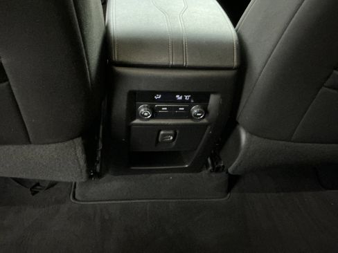 Used 2021 Chevrolet Traverse LT image 28