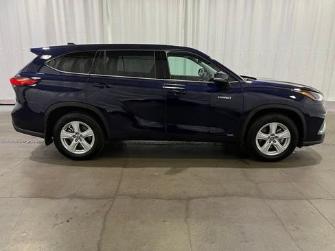 Certified 2021 Toyota Highlander LE AWD/4WD image 2