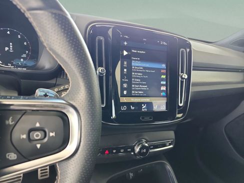 Used 2019 Volvo XC40 T5 R-Design image 12