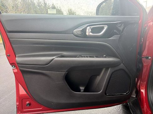 Used 2025 Jeep Compass Latitude w/ Altitude Special Edition image 9