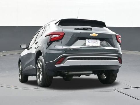 Used 2025 Chevrolet Trax LT FWD image 43