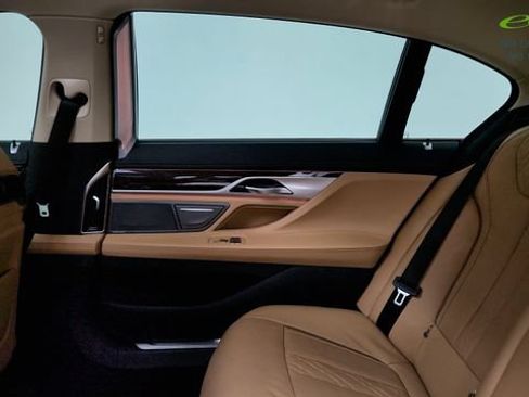Used 2021 BMW 750i xDrive w/ Executive Package AWD/4WD image 43