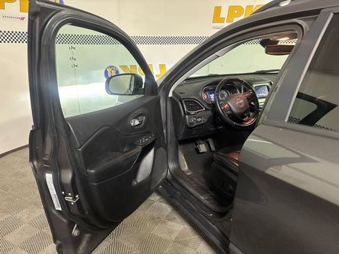 Used 2019 Jeep Cherokee Latitude Plus AWD/4WD image 9