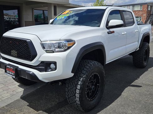 Used 2019 Toyota Tacoma TRD Off-Road w/ Technology Package AWD/4WD image 3